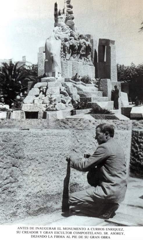 Ampliar: Asorey asinando o monumento a Curros da Coruña, 1934